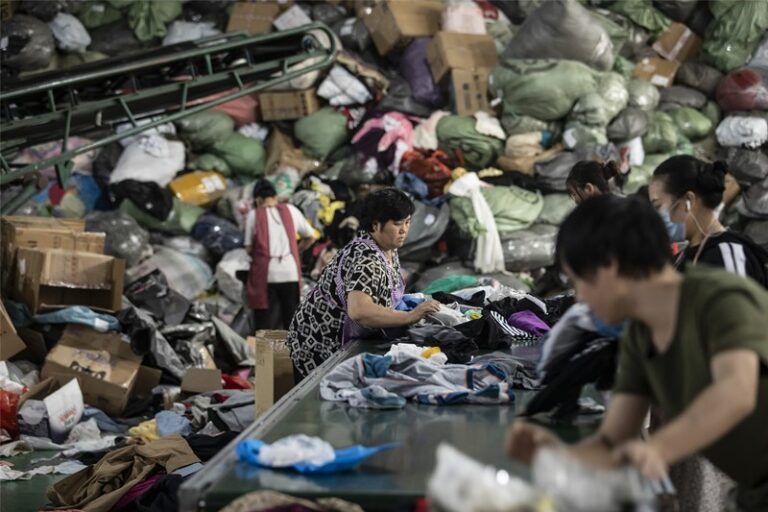 Qué 'demonios' hacemos con la ropa usada