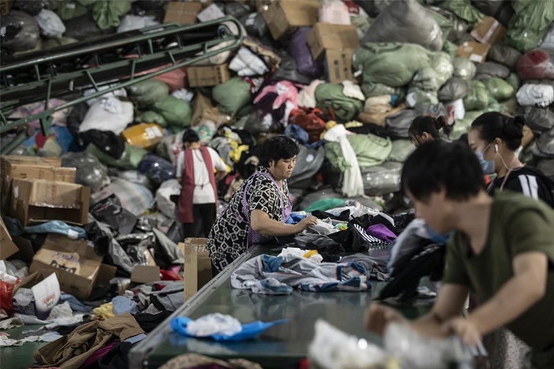 Qué 'demonios' hacemos con la ropa usada