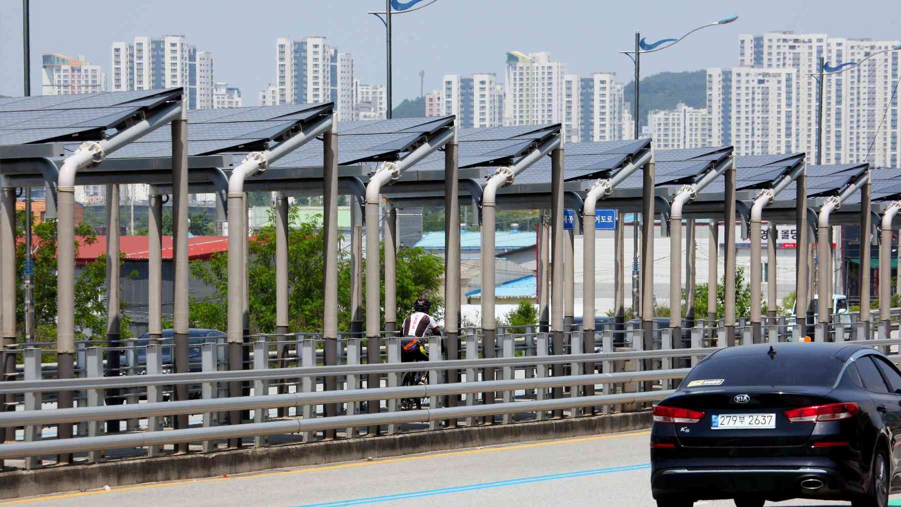 Carril de bici con paneles solares