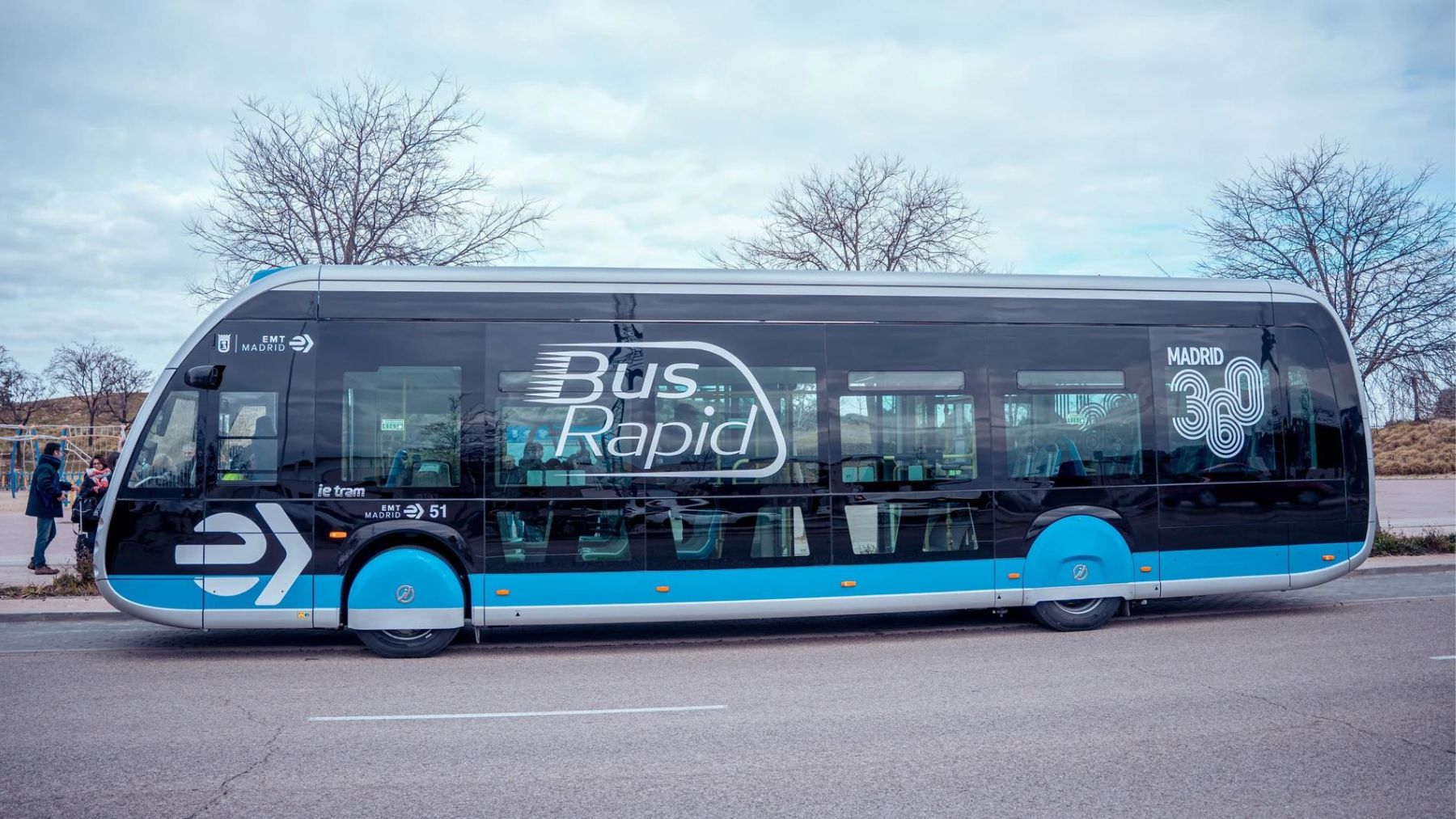 Autobus futurista ciudad espanola