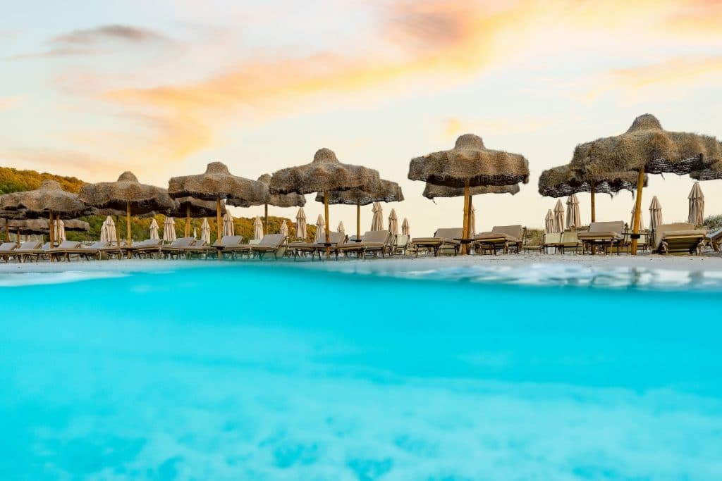 Alcazaba Lagoon turistas laguna