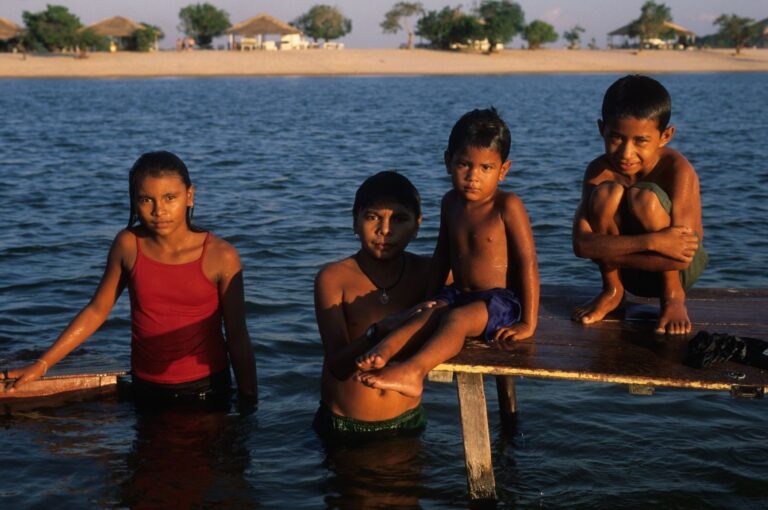 sequía Amazonia niños comida educación