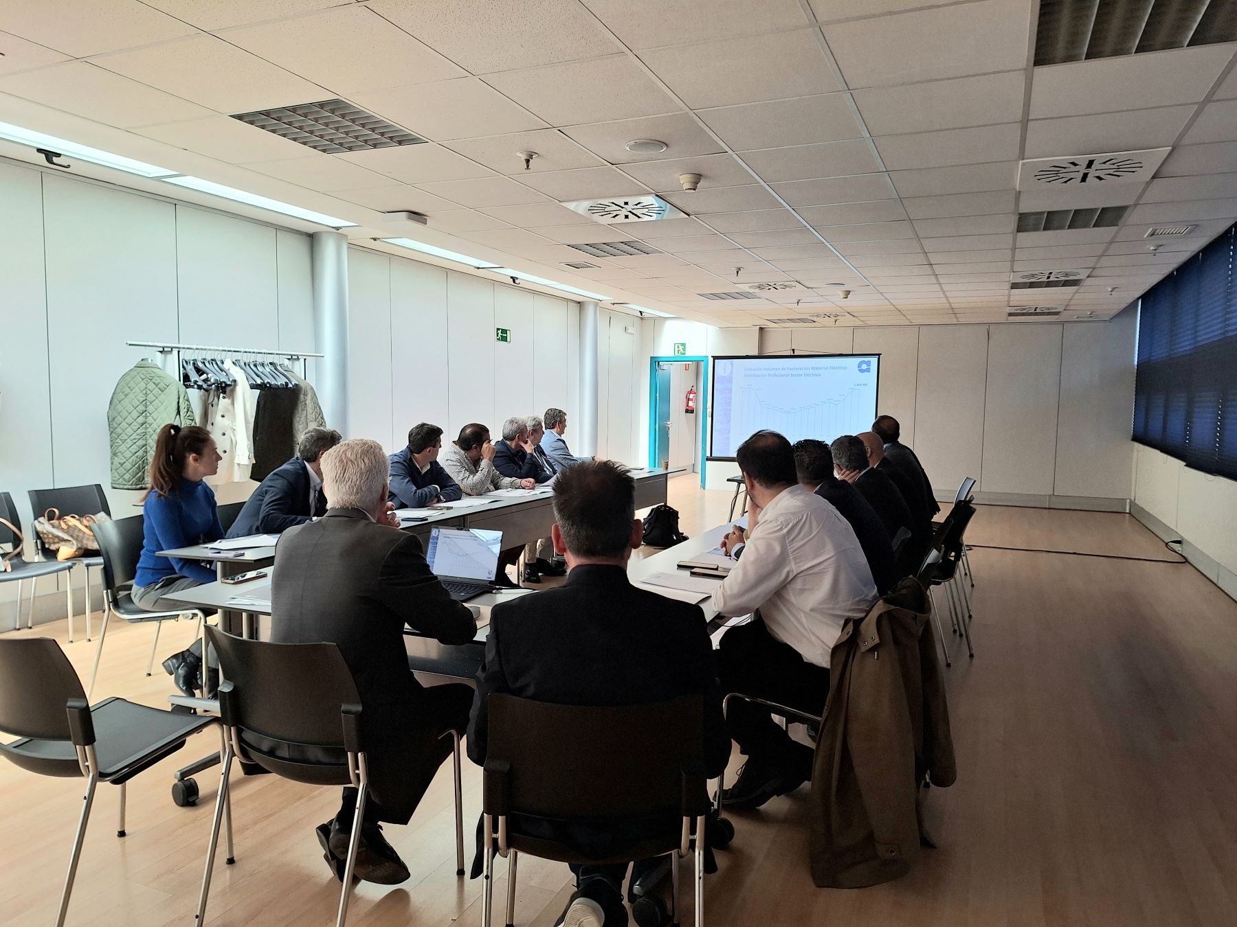 Distribución Profesional Material Eléctrico AMBIENVASES envases comerciales industriales