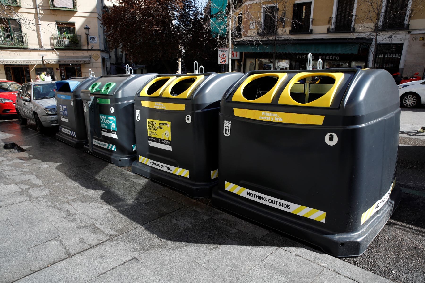 Madrid carteles castellano inglés contenedores Centro concienciar gestión residuos