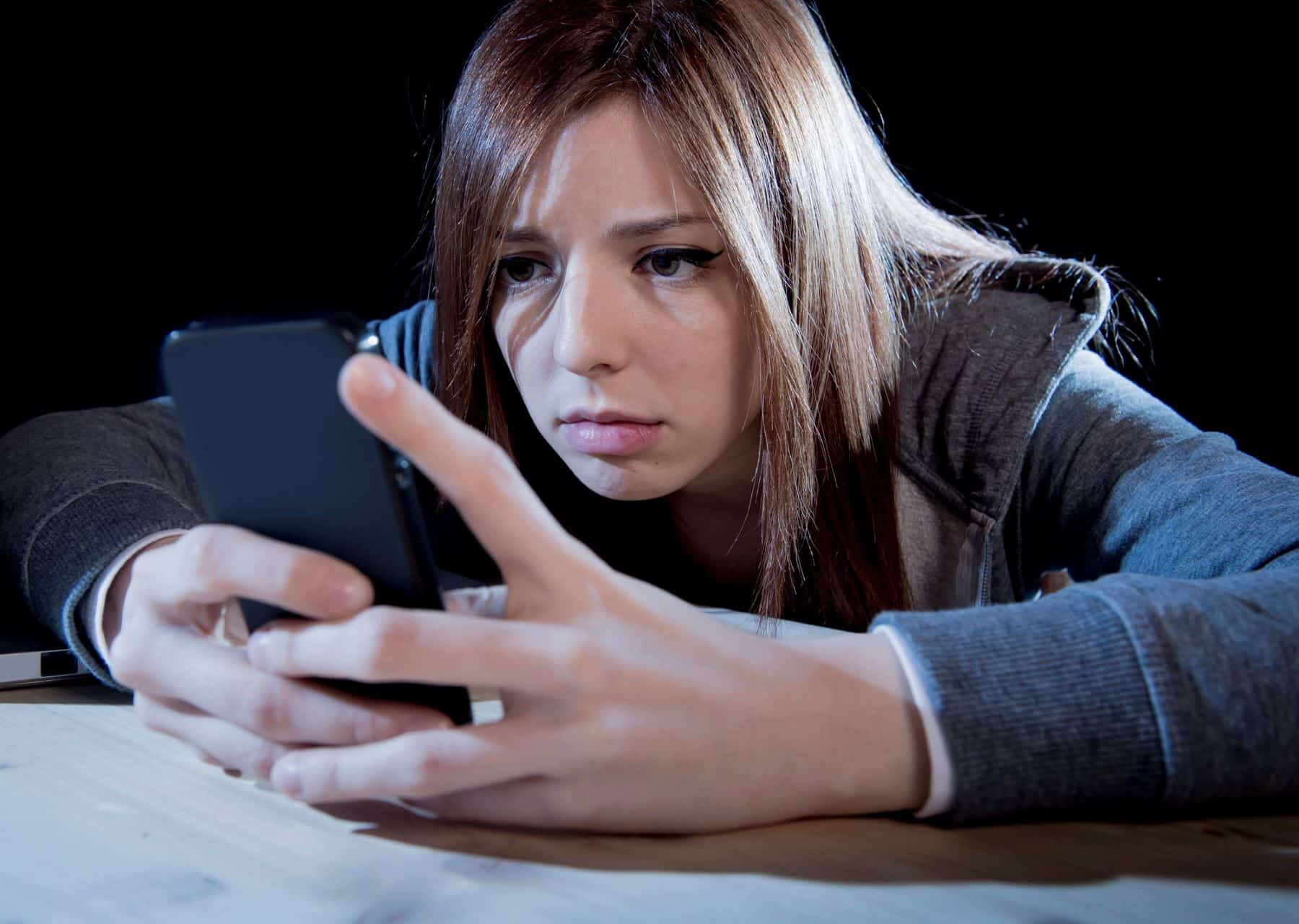 Mujer joven ansiedad social móvil