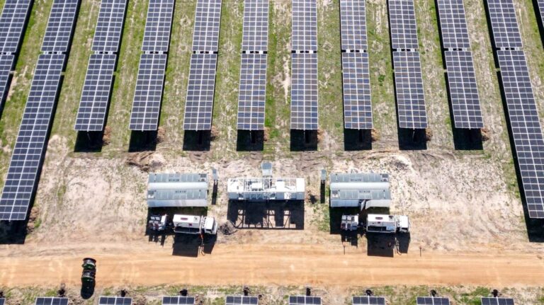 Naturgy proyecto híbrido fotovoltaica almacenamiento baterías Australia