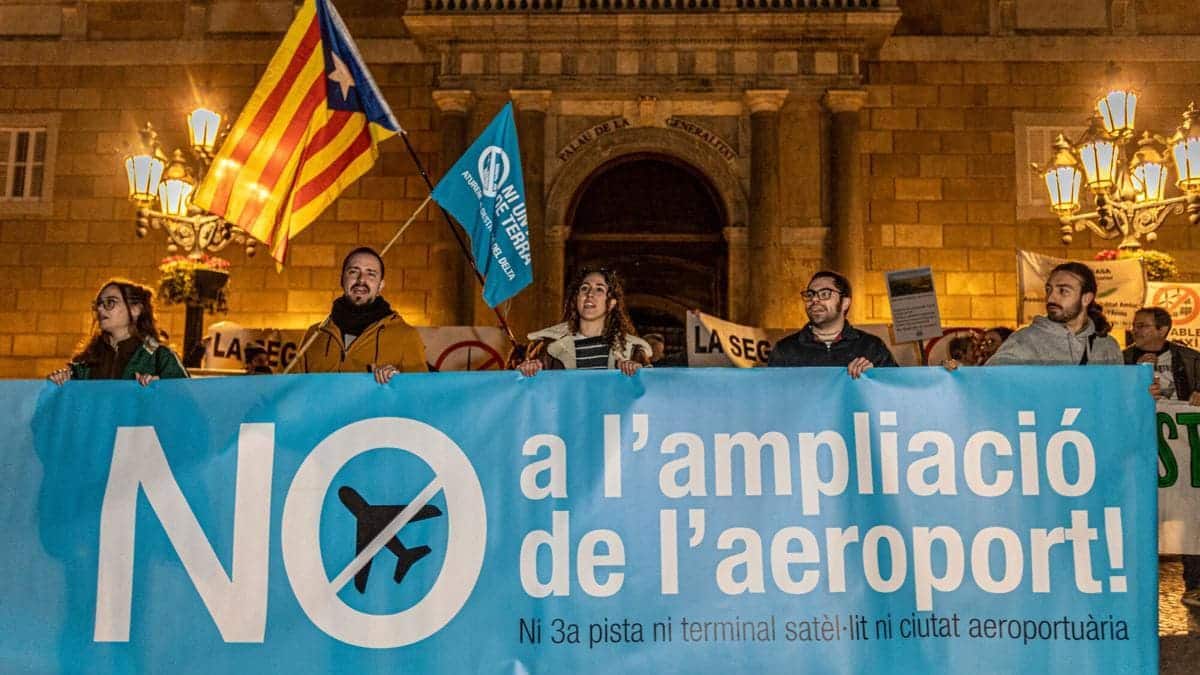 Aeropuerto Josep Tarradellas Barcelona El Prat miles personas plaza Sant Jaume Barcelona contra ampliación