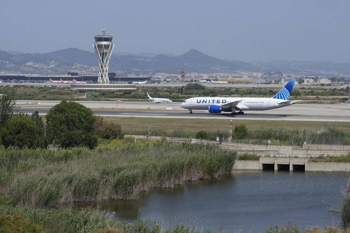 Ecologistas gran concentración contra ampliación Aeropuerto Josep Tarradellas Barcelona El Prat 28 junio