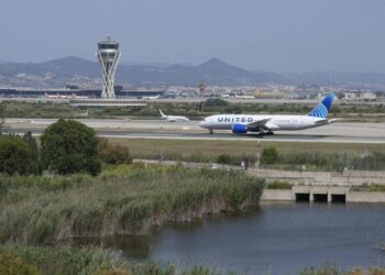Ecologistas gran concentración contra ampliación Aeropuerto Josep Tarradellas Barcelona El Prat 28 junio