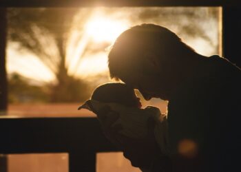 Desde siempre se ha conocido la depresión de muchas madres tras dar a luz y el parto de sus hijos y esto ha llevado a preguntarse alguna vez si los padres pasan por lo mismo. Y la respuesta por parte de una serie de expertos que ahora explican que la salud mental de los progenitores puede impactr sobre el desarrollo del bebé recién nacido. "El nacimiento de un hijo puede ser una experiencia muy estresante para ambos progenitores", explica Craig Garfield, pediatra y autor principal del artículo que recuerda que "en EE UU se evalúa sistemáticamente a las madres desde 2010 para detectar depresión posparto. Debemos aplicar el mismo enfoque con los padres". Es por eso que, además de velar por el bienestar emocional de las madres, es importante hacer lo mismo con sus parejas masculinas para, de esta manera, proteger a los niños. Cuidar de la salud de los padres en caso de depresión postparto La salud mental de los padres durante el embarazo y el posparto tiene un impacto significativo en el desarrollo infantil, especialmente en áreas como las habilidades sociales, emocionales, cognitivas y del lenguaje. Así lo señala un artículo publicado esta semana en la revista JAMA Pediatrics por especialistas del Hospital Infantil Ann & Robert H. Lurie de Chicago (EE UU), que acompañan con una revisión sistemática sobre este tema. "El nacimiento de un hijo puede ser una experiencia muy estresante para ambos progenitores", explica Craig Garfield, pediatra y autor principal del artículo. Garfield es también fundador del Programa de Innovaciones en Salud Familiar e Infantil (FCHIP, por sus siglas en inglés) en Lurie Children’s y profesor en la Universidad Northwestern. "En EE UU se evalúa sistemáticamente a las madres desde 2010 para detectar depresión posparto. Debemos aplicar el mismo enfoque con los padres". Se estima que un 14 % de los padres en EE UU experimentan depresión posparto, una cifra similar a la registrada en mujeres. Sin embargo, los hombres tienden a ocultar o minimizar sus síntomas, por lo que esta prevalencia podría estar infravalorada. "Como profesionales de la salud, debemos replantearnos cómo nos relacionamos con los nuevos padres", añade Garfield. "Es fundamental involucrarlos desde el embarazo y normalizar emociones como la tristeza, el miedo o la ansiedad. También hay que hablarles sobre las señales de alarma de la depresión, tanto en ellos como en sus parejas". Desde Australia, la psicóloga Delyse Hutchinson, investigadora en la Universidad Deakin y coautora del estudio original, destaca: "Las pruebas de esta revisión sistemática y metaanálisis indican que el malestar mental paterno es un factor potencialmente modificable del desarrollo infantil. Reducir este malestar durante el periodo perinatal debería ser un objetivo prioritario para las intervenciones preventivas, con el fin de apoyar a los padres en su transición a la paternidad y promover la salud de las futuras generaciones". Para conocer mejor las necesidades de los hombres que se convierten en padres, Garfield ha contribuido a crear PRAMS for Dads, una herramienta pionera de salud pública que recoge datos sobre este colectivo. El sistema, que comenzó en el estado de Georgia, estará operativo en ocho estados antes de finalizar 2025. "El objetivo es enfocar mejor los recursos estatales y apoyar a los padres en la adopción de hábitos saludables que beneficien a toda la familia", indica Garfield. Investigaciones previas del equipo muestran, por ejemplo, que la implicación del padre puede influir decisivamente en que el bebé sea amamantado y duerma en condiciones seguras. Garfield y su equipo publican cada año un informe sobre la figura paterna con motivo del Día del Padre en EE UU, y actualizan regularmente un blog con reflexiones que detallan cómo avanzar hacia una paternidad más consciente y saludable. ECOticias.com
