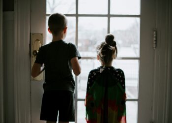 Niños encapsulados cuatro paredes espacios verdes