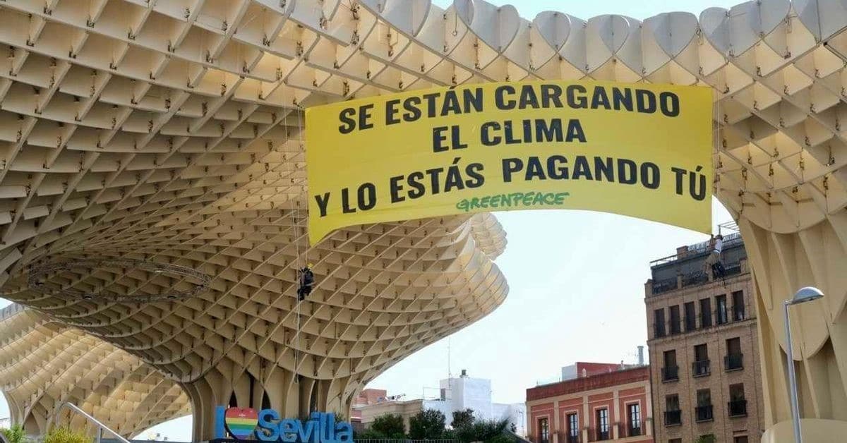 ONG pancarta Setas Sevilla que contaminan pagan