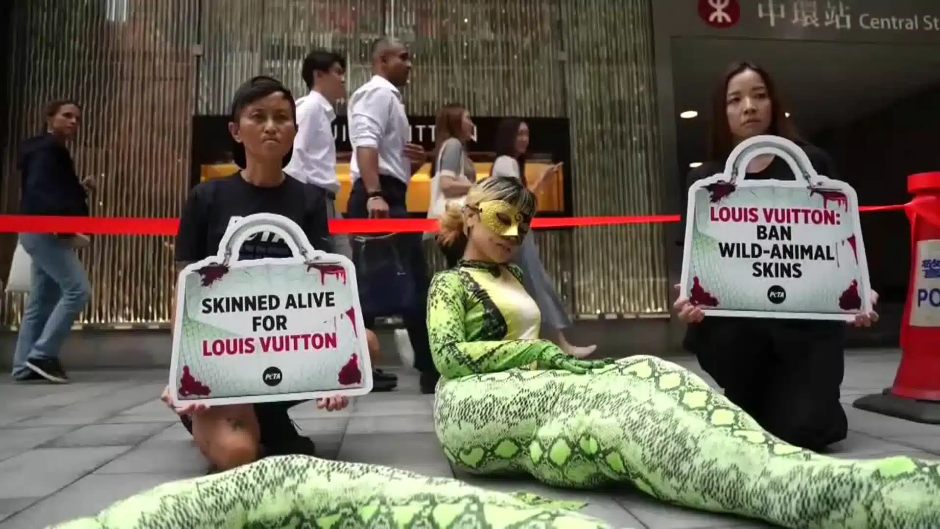 serpiente PETA denuncia Hong Kong