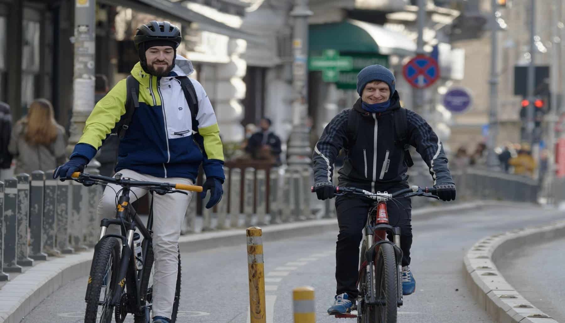 Unas calles más accesibles para peatones y bicicletas reduciría "drásticamente" las emisiones de gases contaminantes