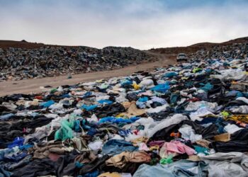 ¿Qué circularidad tiene la 'fast fashion' Llenar contenedores con ropa desechada en Europa para enviarlos a países en desarrollo