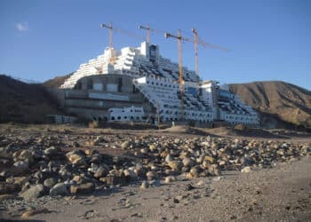 Ayuntamiento Carboneras revisará licencia hotel Algarrobico estrategia dilatar sentencia judicial
