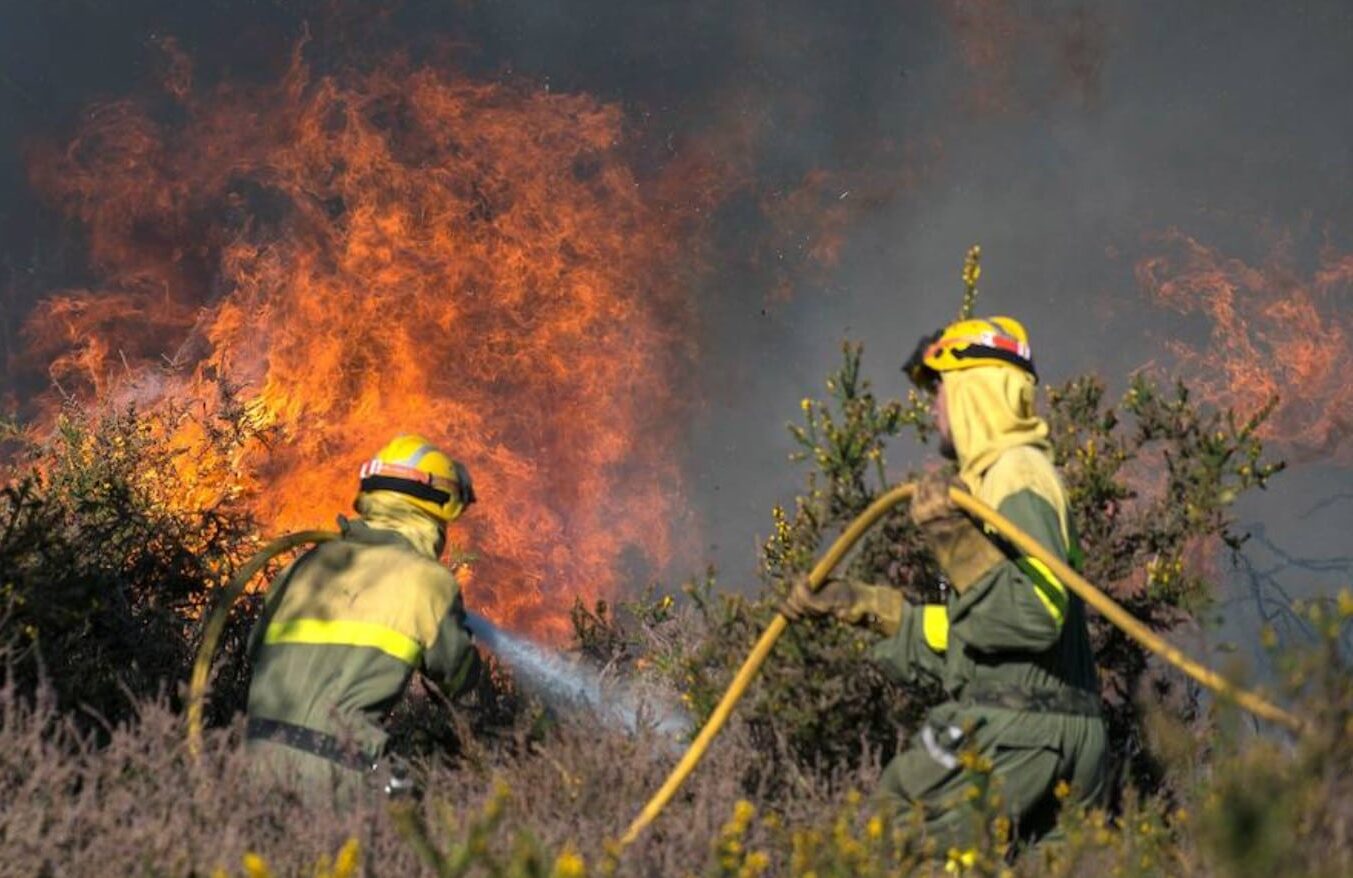 Gran incendio forestal en A Cañiza (Pontevedra), ya se ha emitido el Es-Alert para 7 municipios, realizado desalojos y confinamientos