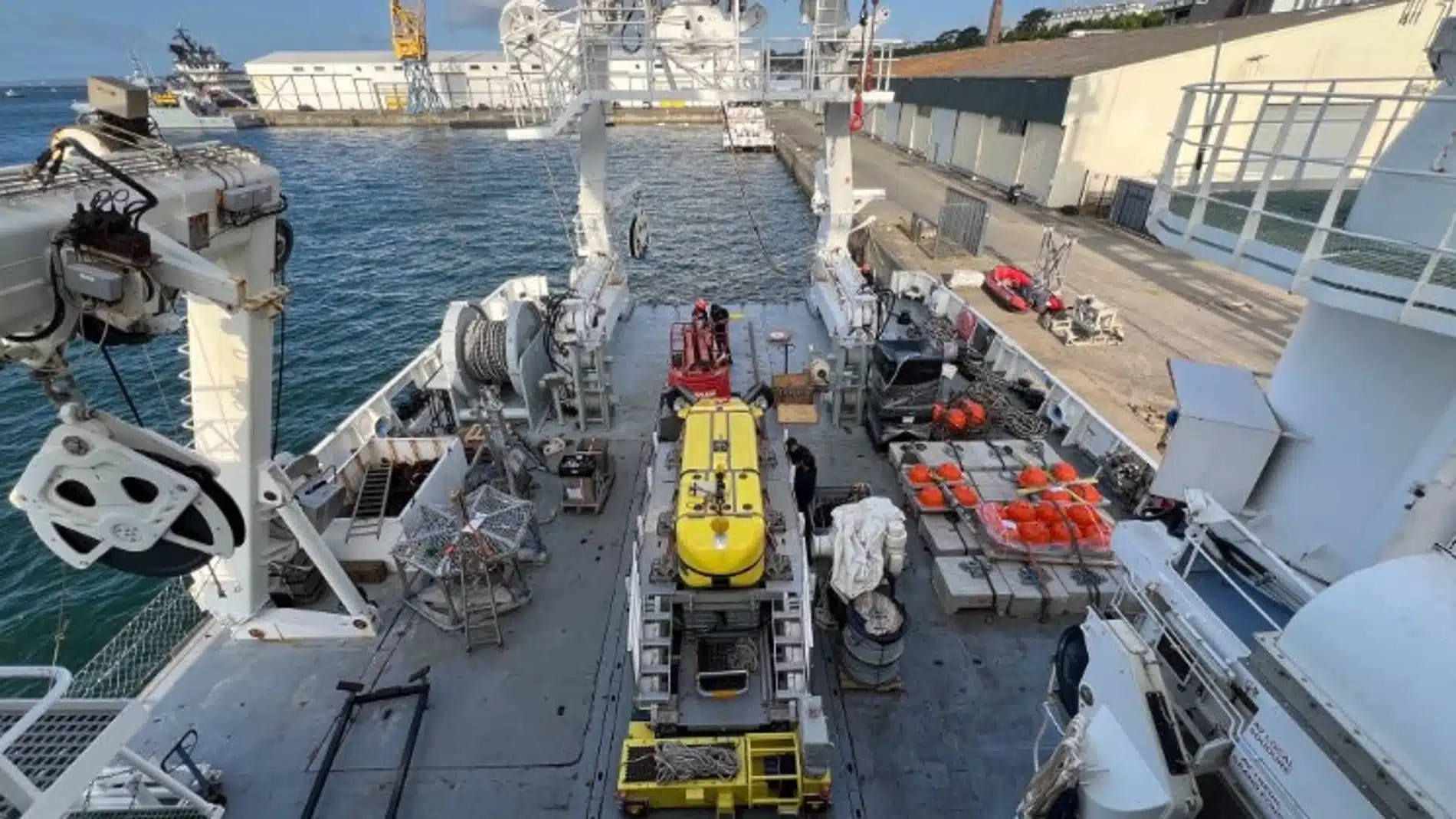 misión francesa localizando bidones radioactivos costas gallegas