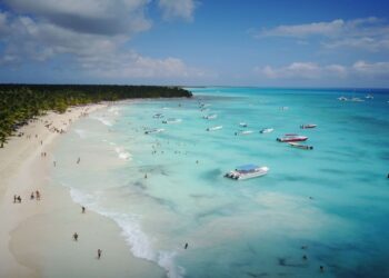República Dominicana el uso y abuso de los arrecifes, manglares y pastos marinos ponen en una situación delicada a la biodiversidad del país