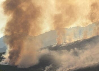 San Bartolomé Pinares Ávila incendio forestal descontrolado desalojos UME