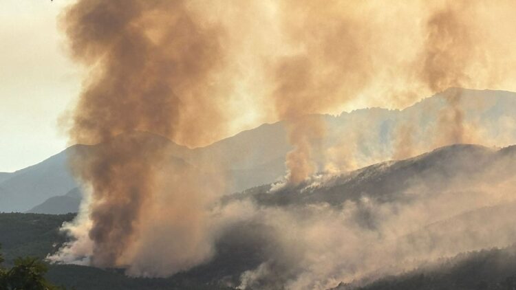 San Bartolomé Pinares Ávila incendio forestal descontrolado desalojos UME