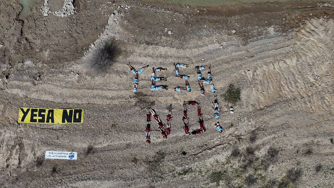 Yesa NO jóvenes ecologistas protestan contra proyecto recrecimiento embalse