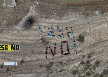 Yesa NO jóvenes ecologistas protestan contra proyecto recrecimiento embalse