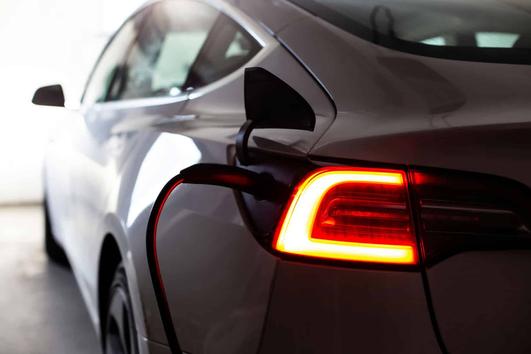 Coches chinos eléctricos híbridos enchufables inundan mercado europeo a examen