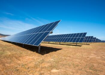 Sello Excelencia Sostenibilidad UNEF plantas fotovoltaicas Naturgy Ciudad Real