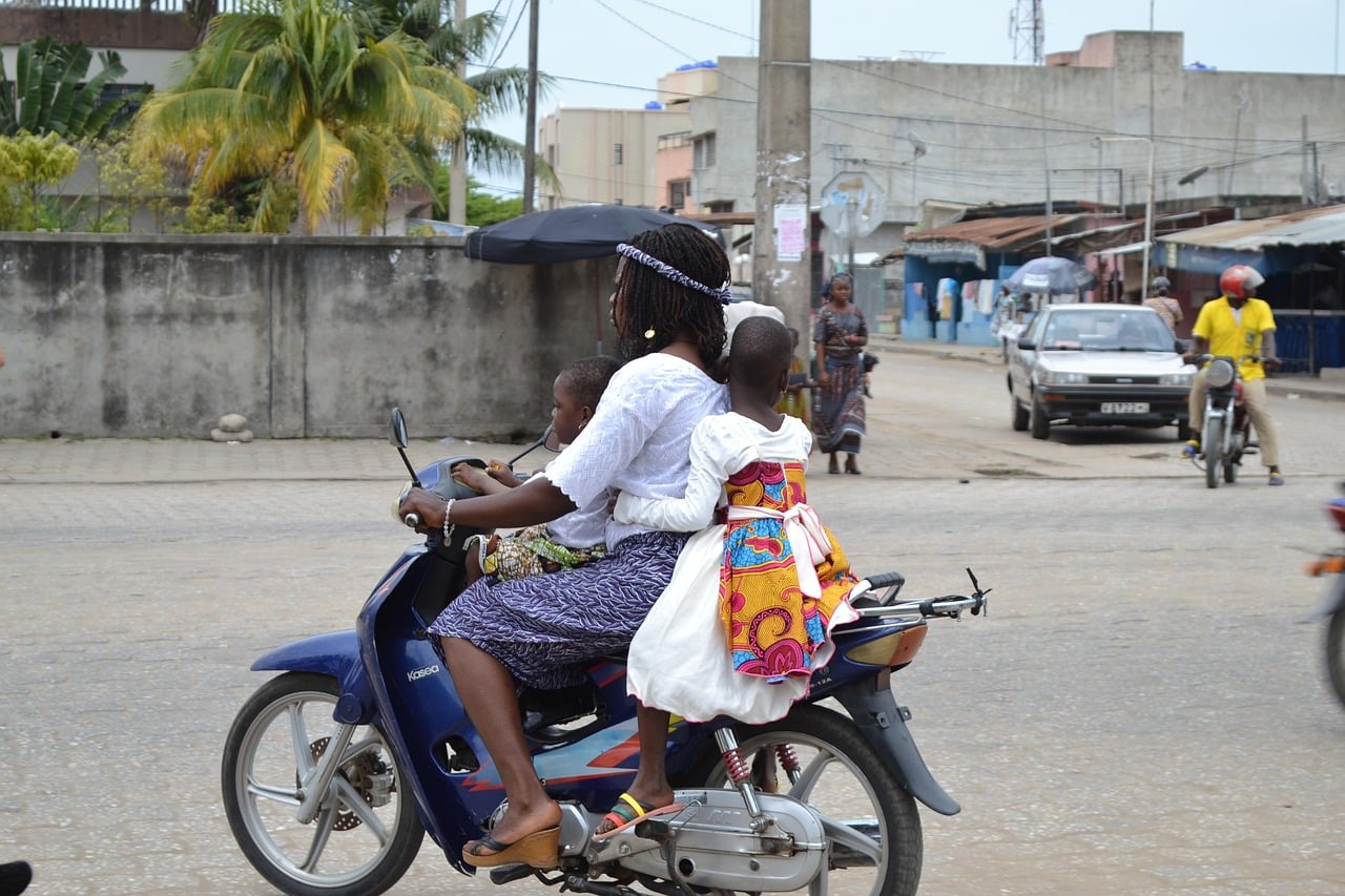 Bicicletas eléctricas mejorar calidad aire ciudades empoderar mujeres África