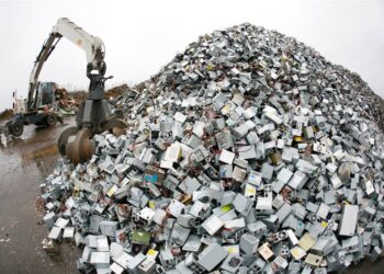1 millón toneladas materias primas críticas teléfonos móviles ordenadores electrodomésticos paneles solares desechados