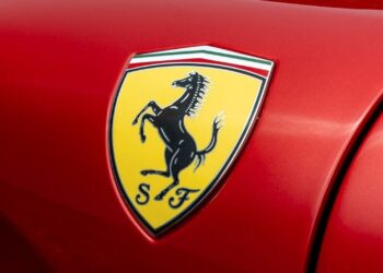 El fabricante italiano de coches Ferrari anuncia un coche electrico el primero con mil caballos de potencia1
