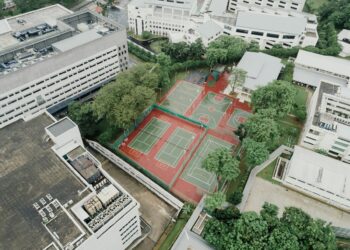 Patios escolares repensándolos arena árboles refugio Barcelona Utrecht tendencia  