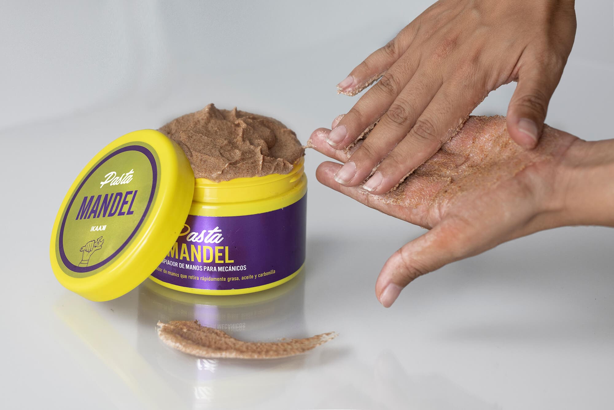 producto cosmético Pasta Mandel se usa limpiador manos entornos profesionales, contiene ingrediente ilegal