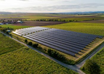 energías renovables rompen récords pero precisan inversiones 1,4 billones anuales 2025-2030 acordó COP28