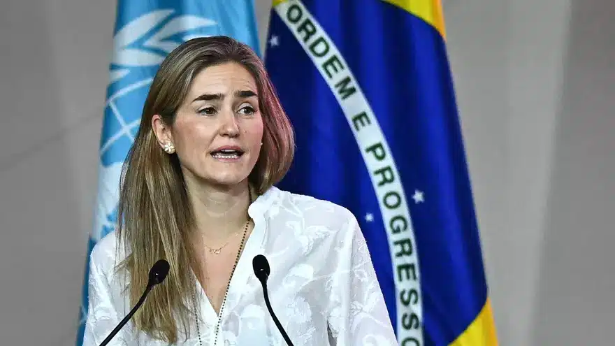 La vicepresidenta tercera y ministra Sara Aagesen interviniendo en la plenaria de la COP30 para alertar de que el negacionismo climático agrava la crisis climática y sus impactos