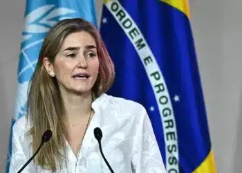 La vicepresidenta tercera y ministra Sara Aagesen interviniendo en la plenaria de la COP30 para alertar de que el negacionismo climático agrava la crisis climática y sus impactos