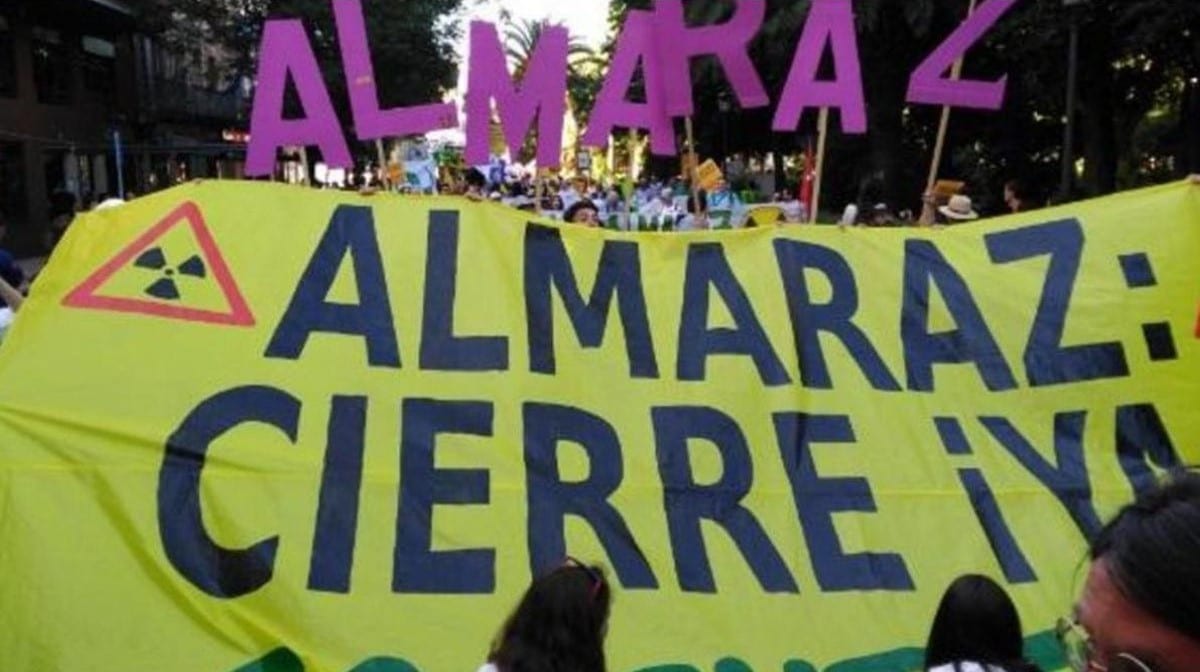 Pancarta del movimiento antinuclear frente al MITECO protestando contra la prórroga central nuclear de Almaraz
