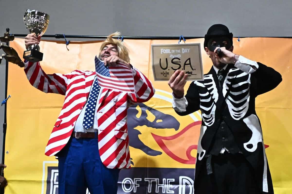 Falso Donald Trump recibe el premio Fósil del Día en la COP30