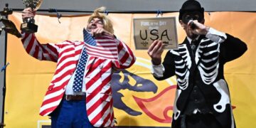 Falso Donald Trump recibe el premio Fósil del Día en la COP30