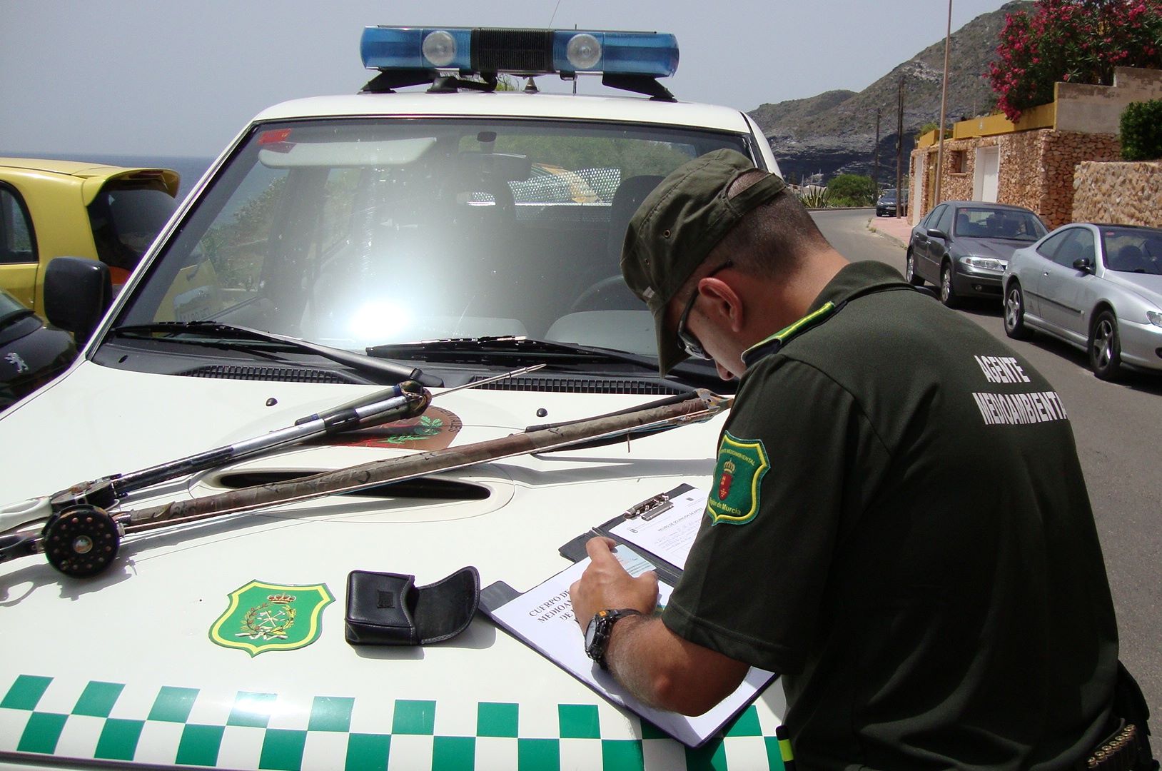 Agentes medioambientales de la Región de Murcia reciben formación práctica en defensa personal y manejo de armas reglamentarias durante un curso oficial