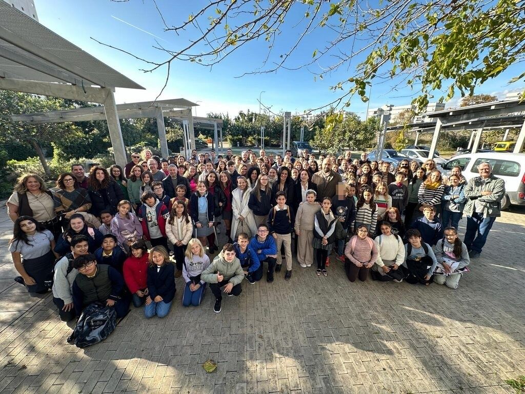 Escolares participando en actividades de educación ambiental para el galardón de Centros Ecoambientales