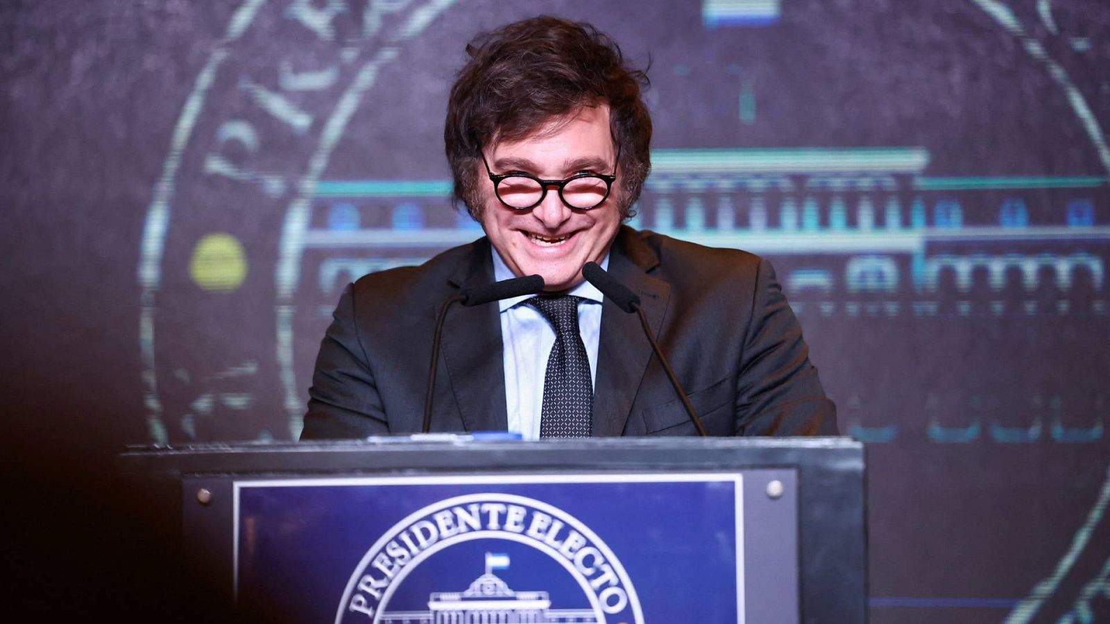 Manifestantes y organizaciones ambientales rechazan la propuesta de Milei para habilitar minería en zonas cercanas a glaciares de los Andes, alertando sobre riesgos para el agua