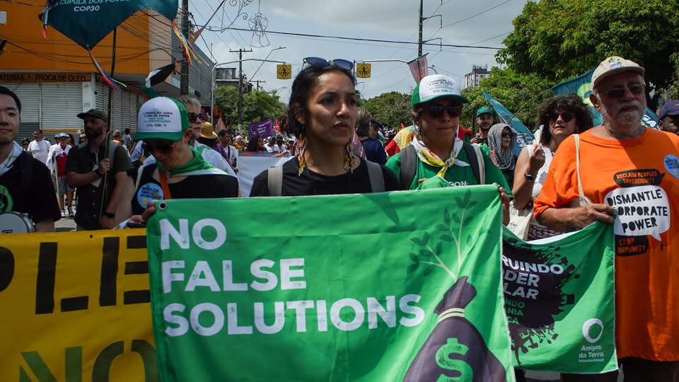 Activistas de Amigas de la Tierra han protestado durante la COP30 contra la influencia de los países ricos y el lobby fósil