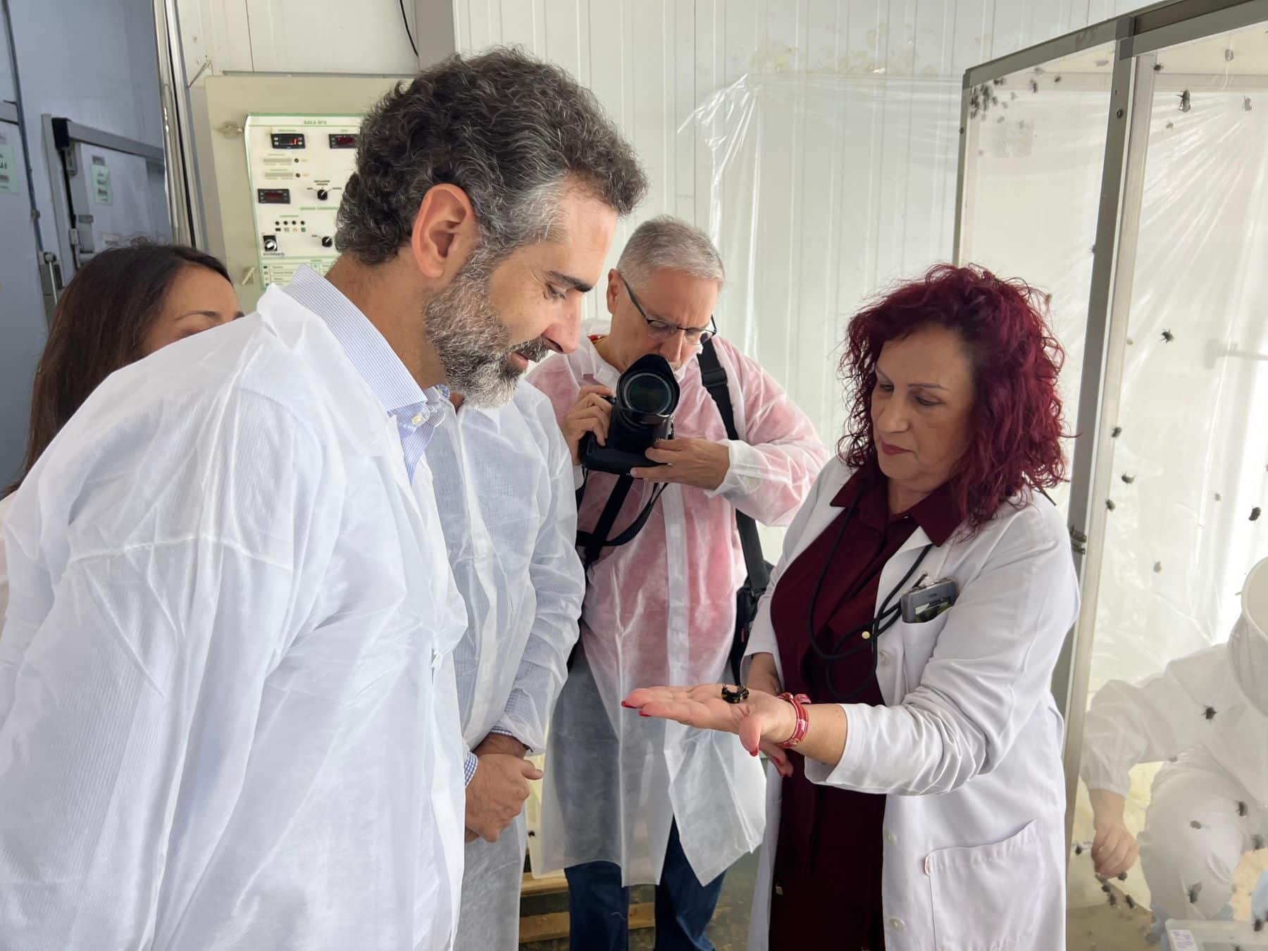 El consejero de Agricultura de Andalucía visita Agrobío en Almería para destacar el liderazgo andaluz en control biológico y biopolinización