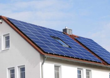 Paneles solares en tejado de vivienda de la Comunitat Valenciana