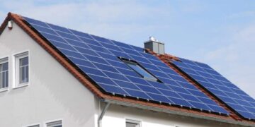 Paneles solares en tejado de vivienda de la Comunitat Valenciana
