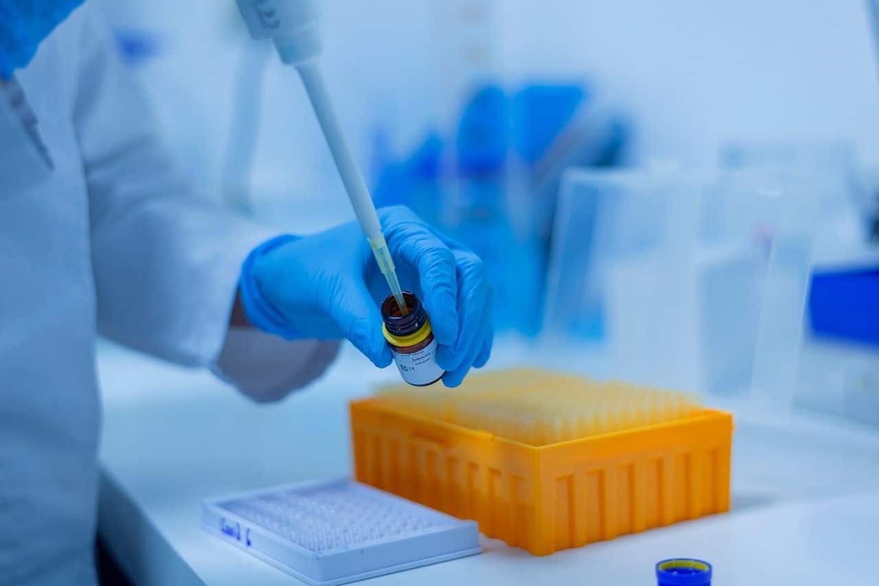 Trabajadora en laboratorio de bioeconomía UE