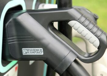 Vista de camiones y autobuses junto a puntos de recarga eléctrica e hidrogeneras en España financiados por Bruselas para descarbonizar el transporte