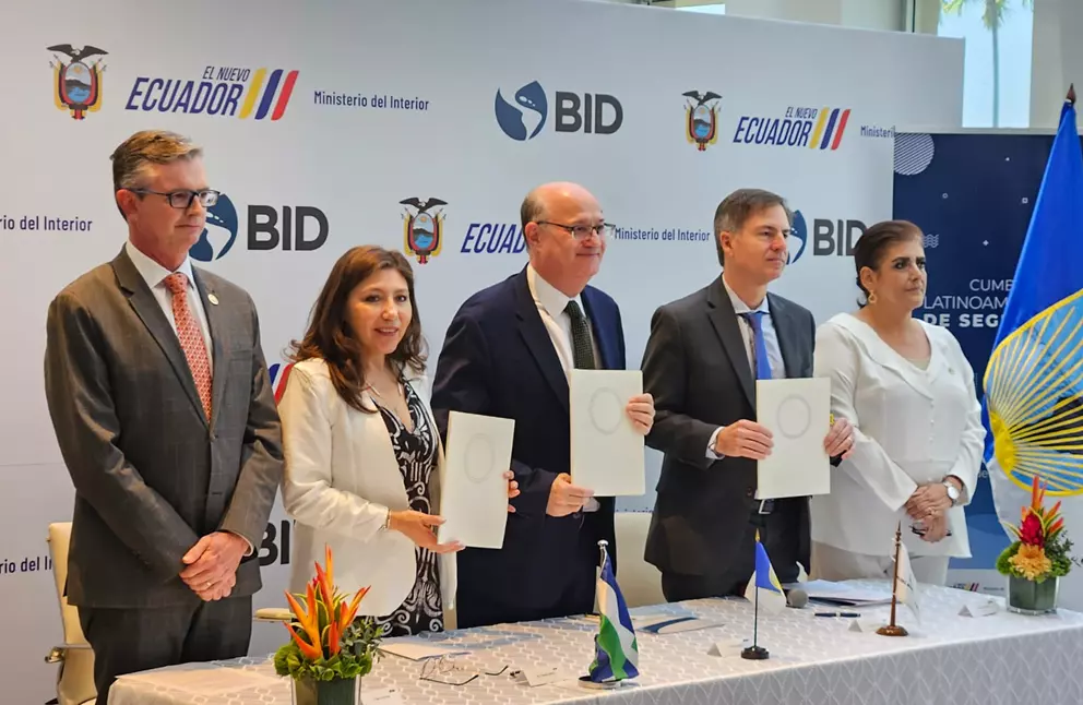 Representantes de CAF y autoridades latinoamericanas durante un acto oficial sobre financiación verde